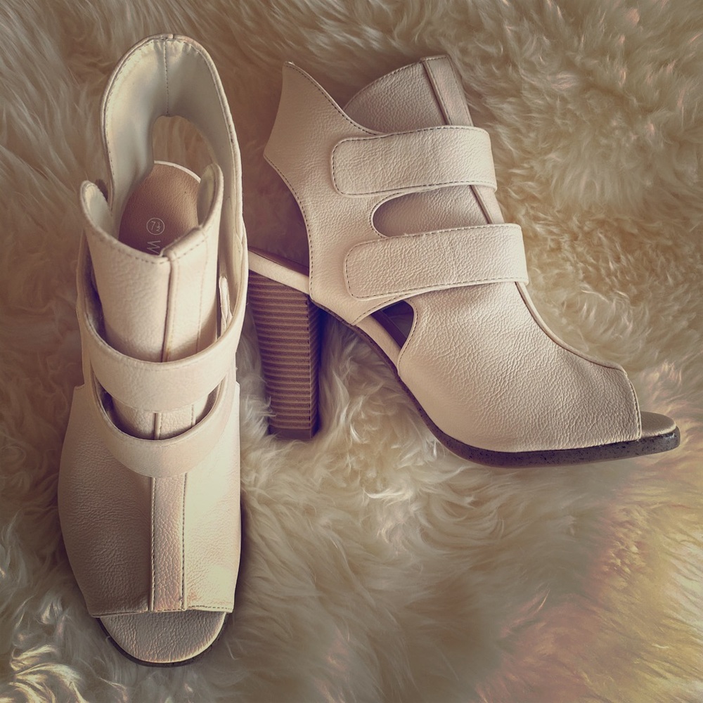 Wild Diva Lounge peep toe cream heels.3.75” US 7.5